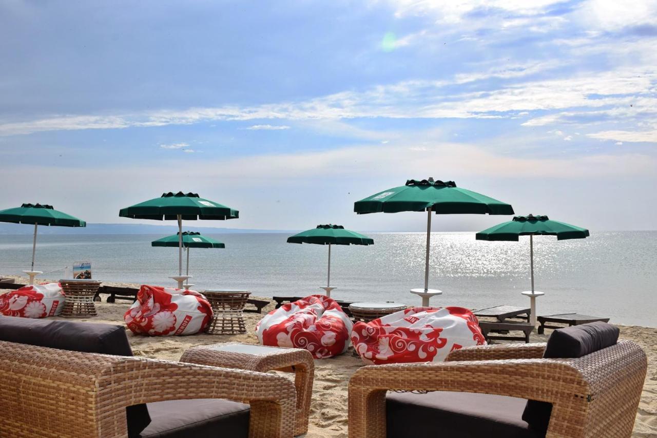 Camp And Pool Hotel คราเนโว ภายนอก รูปภาพ