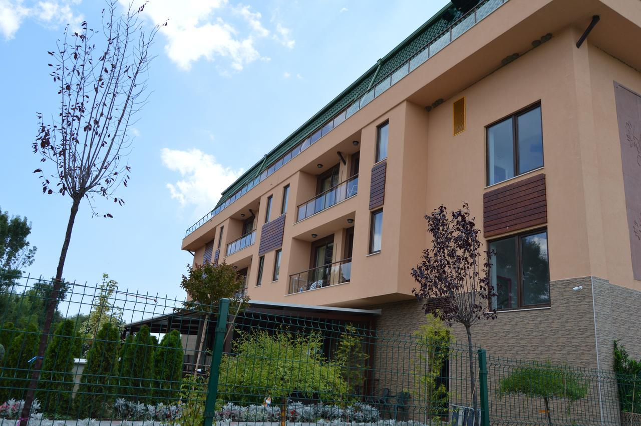Camp And Pool Hotel คราเนโว ภายนอก รูปภาพ