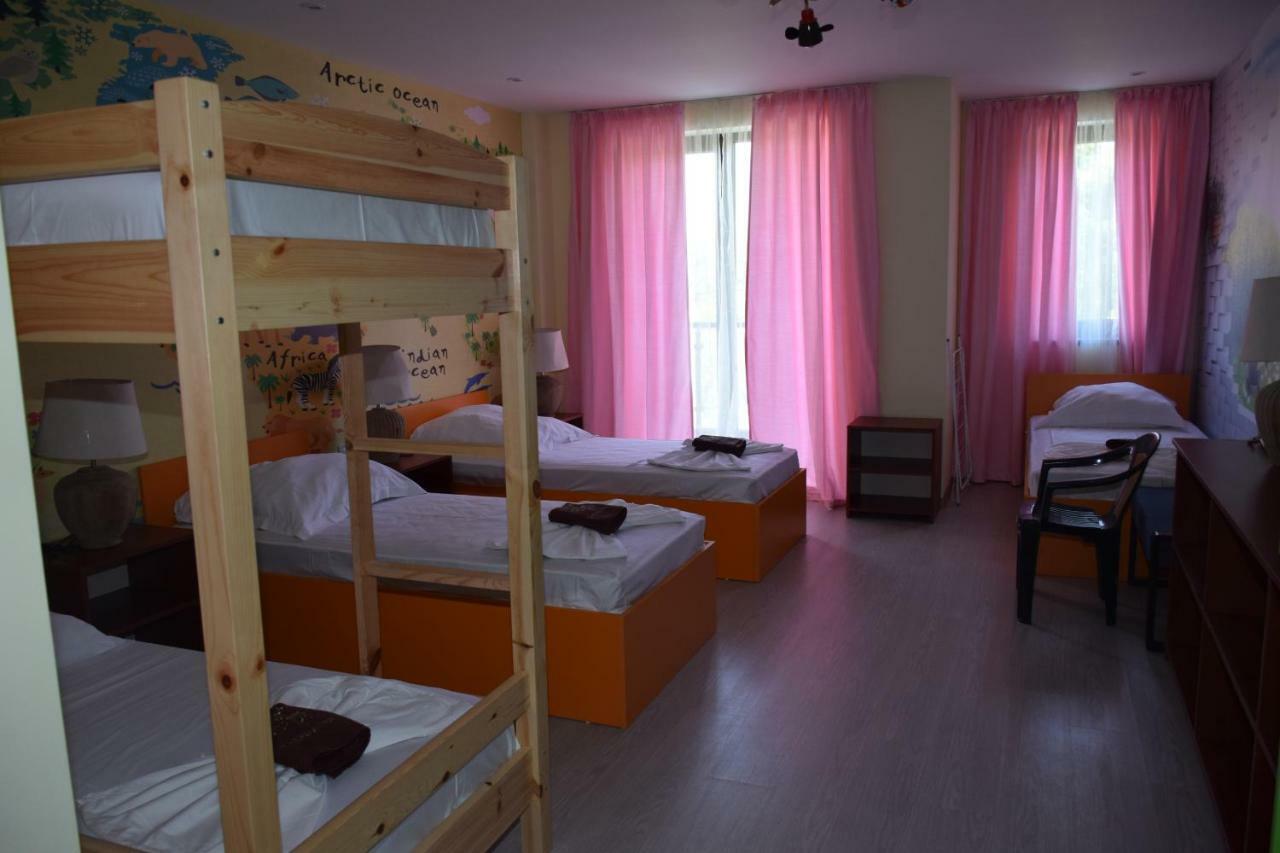 Camp And Pool Hotel คราเนโว ภายนอก รูปภาพ