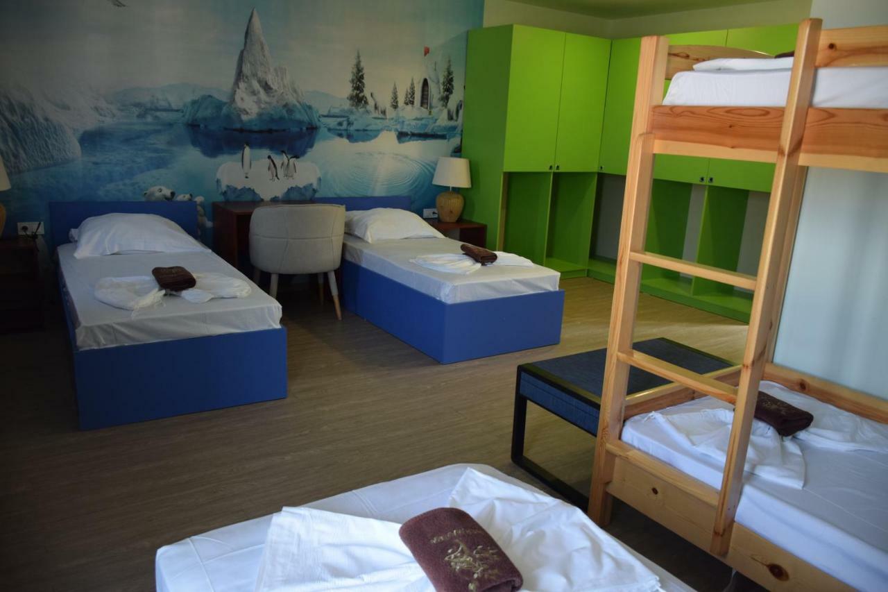 Camp And Pool Hotel คราเนโว ภายนอก รูปภาพ