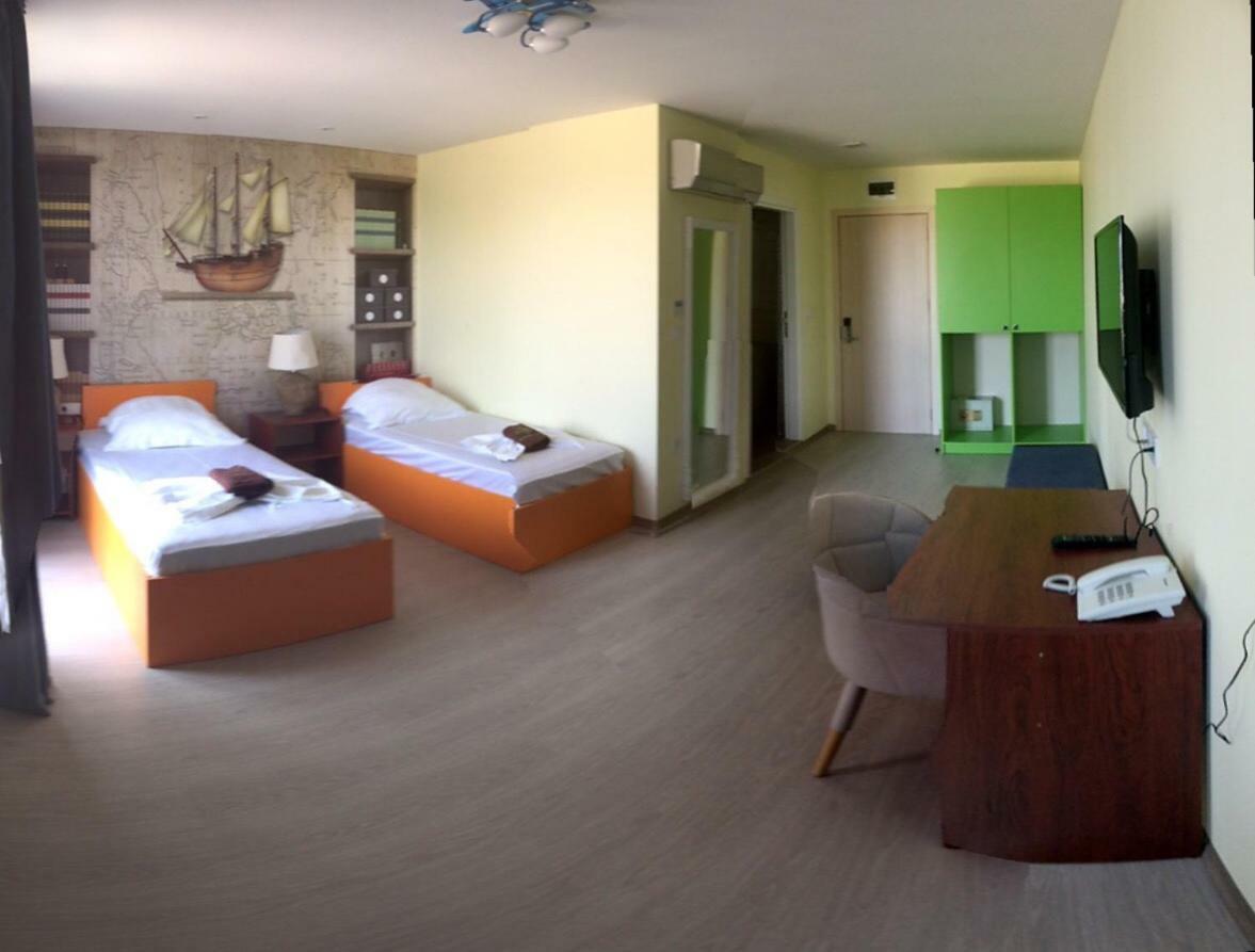 Camp And Pool Hotel คราเนโว ภายนอก รูปภาพ